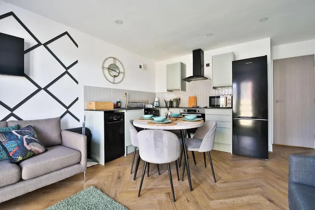 Stunning 2 Bed With Private Parking, Wifi & Coffee Lägenhet Cardiff