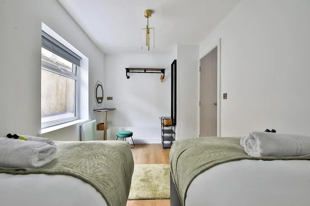 Stunning 2 Bed With Private Parking, Wifi & Coffee Apartment Cardiff