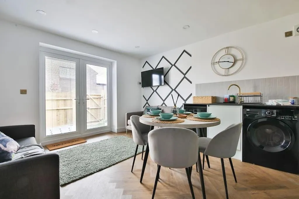 Stunning 2 Bed With Private Parking, Wifi & Coffee Apartment Cardiff