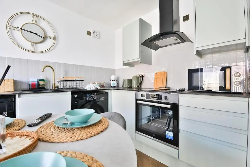 Stunning 2 Bed With Private Parking, Wifi & Coffee Apartment Cardiff